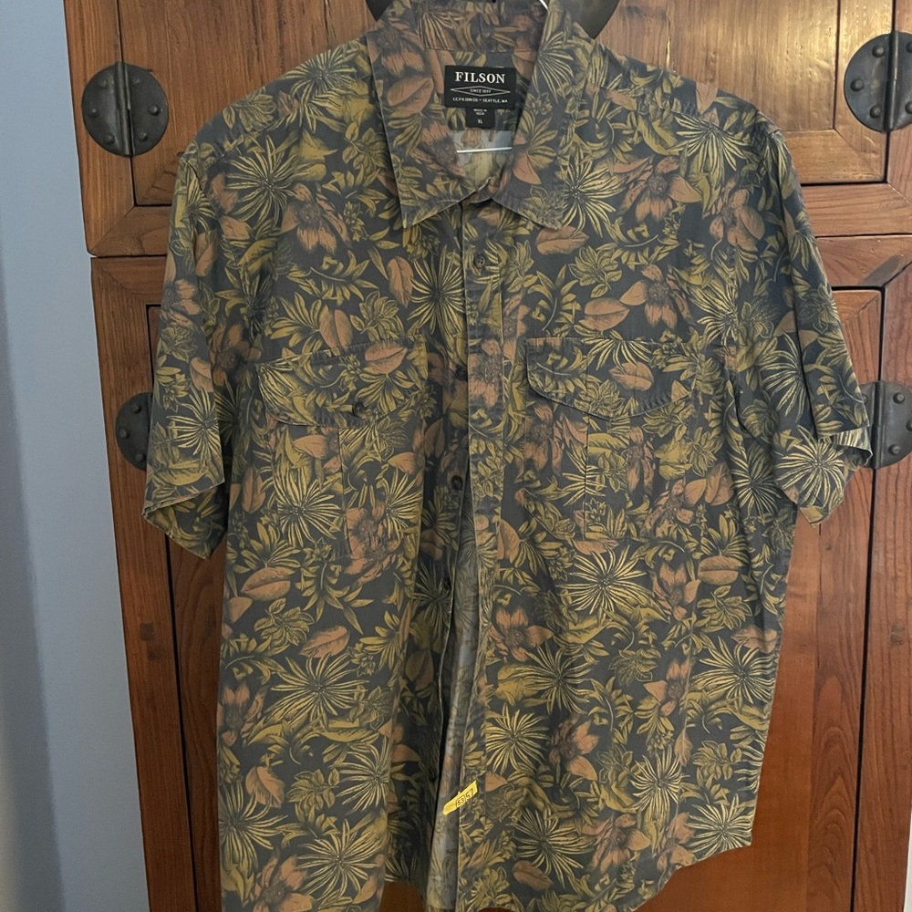 Filson short sleeve camp shirt. Beautiful olive green/gold 100% cotton fabric.